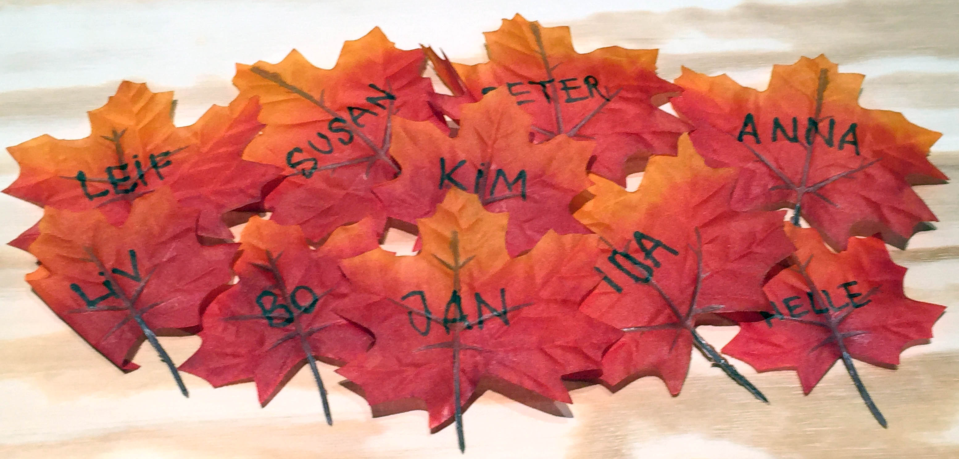 Efterårsblade brugt som bordkort